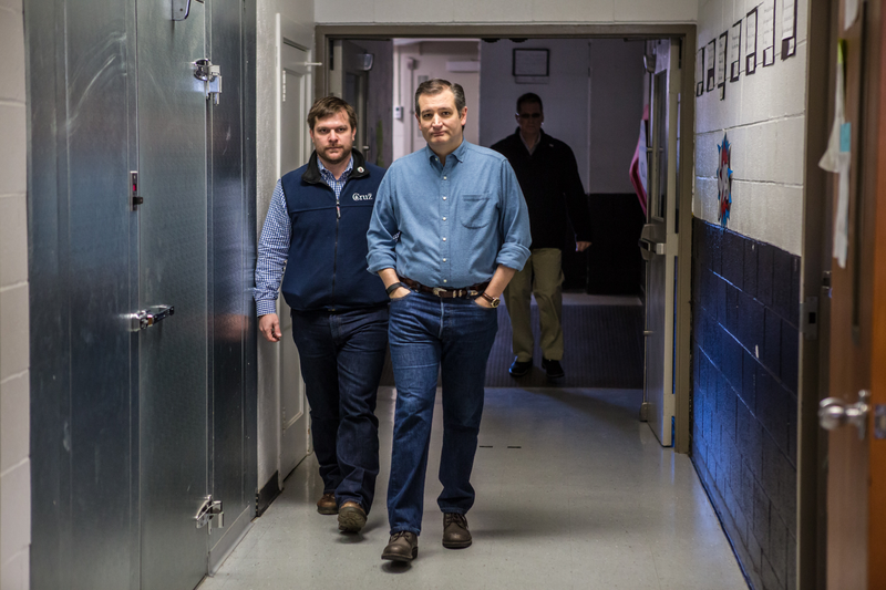 Illustration for article titled Ted Cruz Doesn't Know What to Do With His Arms